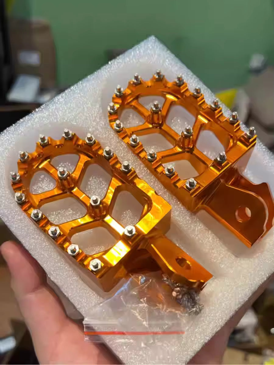 SNOR CNC Aluminum Foot Pegs for Sur Ron Light Bee | 6061-T6 Wide Grip Footpegs