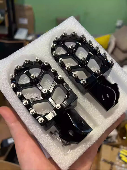 SNOR CNC Aluminum Foot Pegs for Sur Ron Light Bee | 6061-T6 Wide Grip Footpegs
